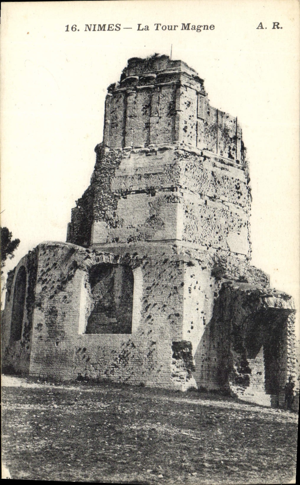 CPA Nimes la Tour Magne 