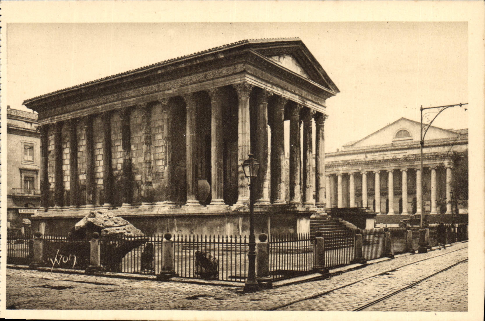 CPA Nimes Gard la Maison Carree et le Theatre 