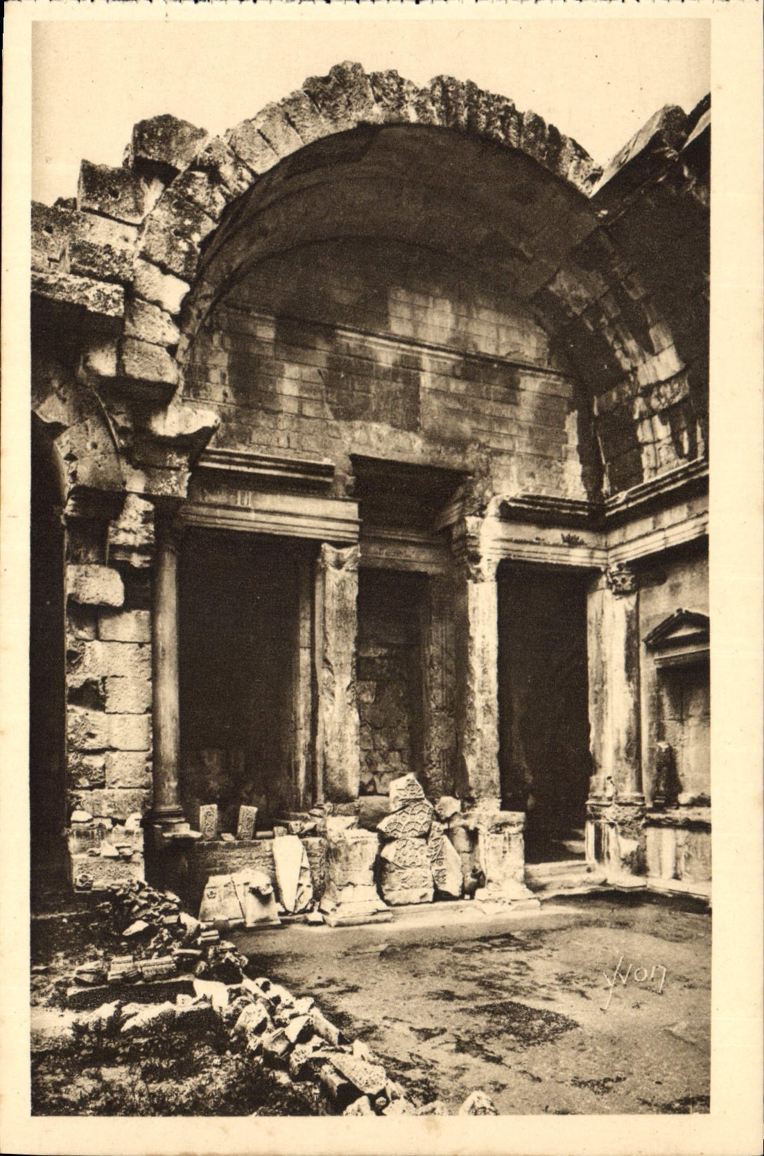 CPA Nimes Gard Jardin de la Fontaine l'Interieur du Temple de Diane 