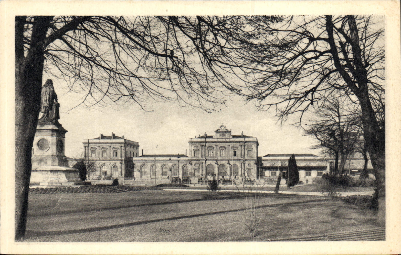 CPA Reims la Gare vue du Square Colbert 