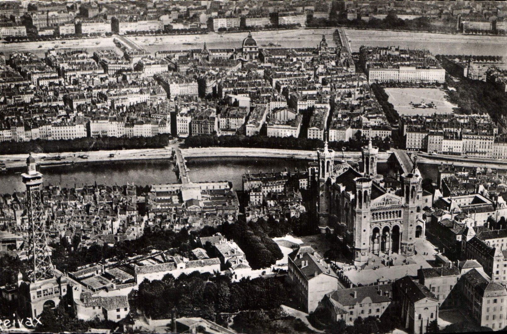 CPM Lyon vue aerienne Basilique de Fourviere la Tour metalligue et le centre de la Ville 