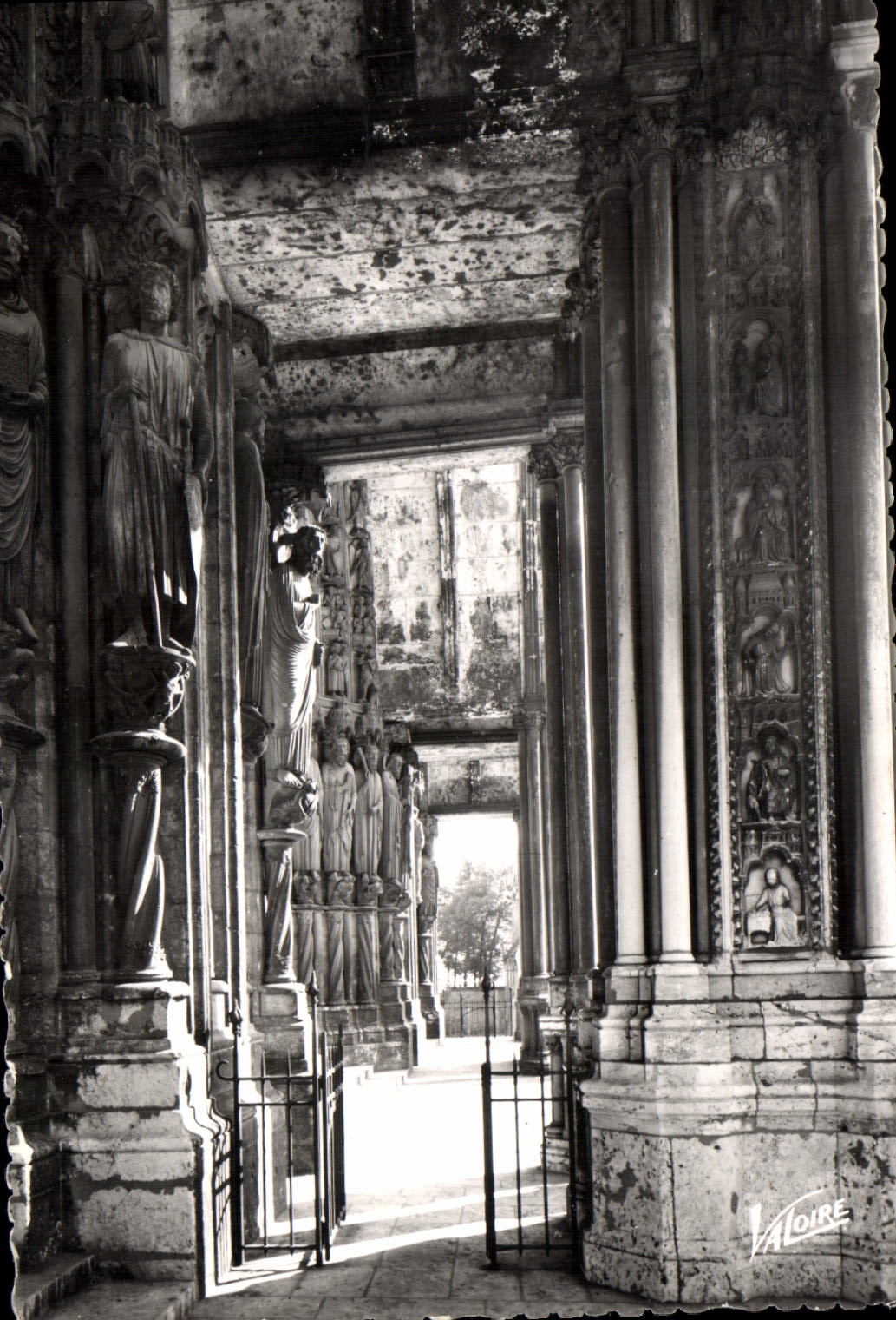 CPM Les Merveilles de Chartres Eure et Loir Interieur et details du Portail Sud de la Cathedrale 