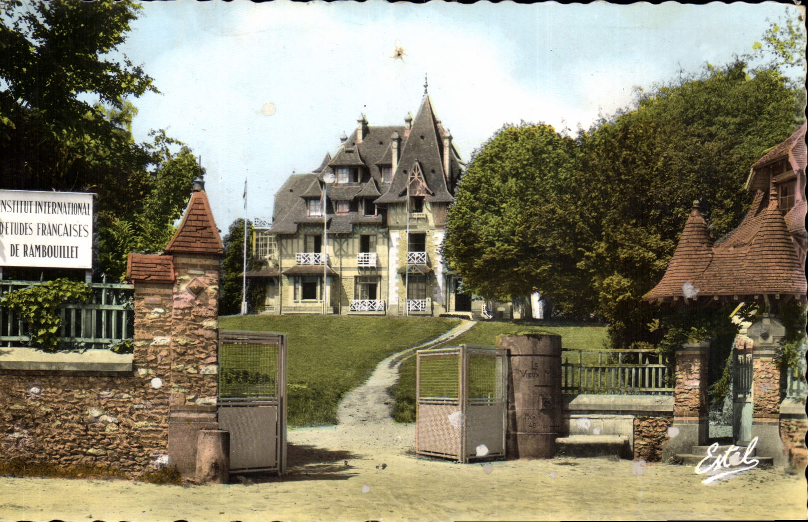 CPM Rambouillet S et O Institut International d'Etudes Francaises Chateau du Vieux Moulin