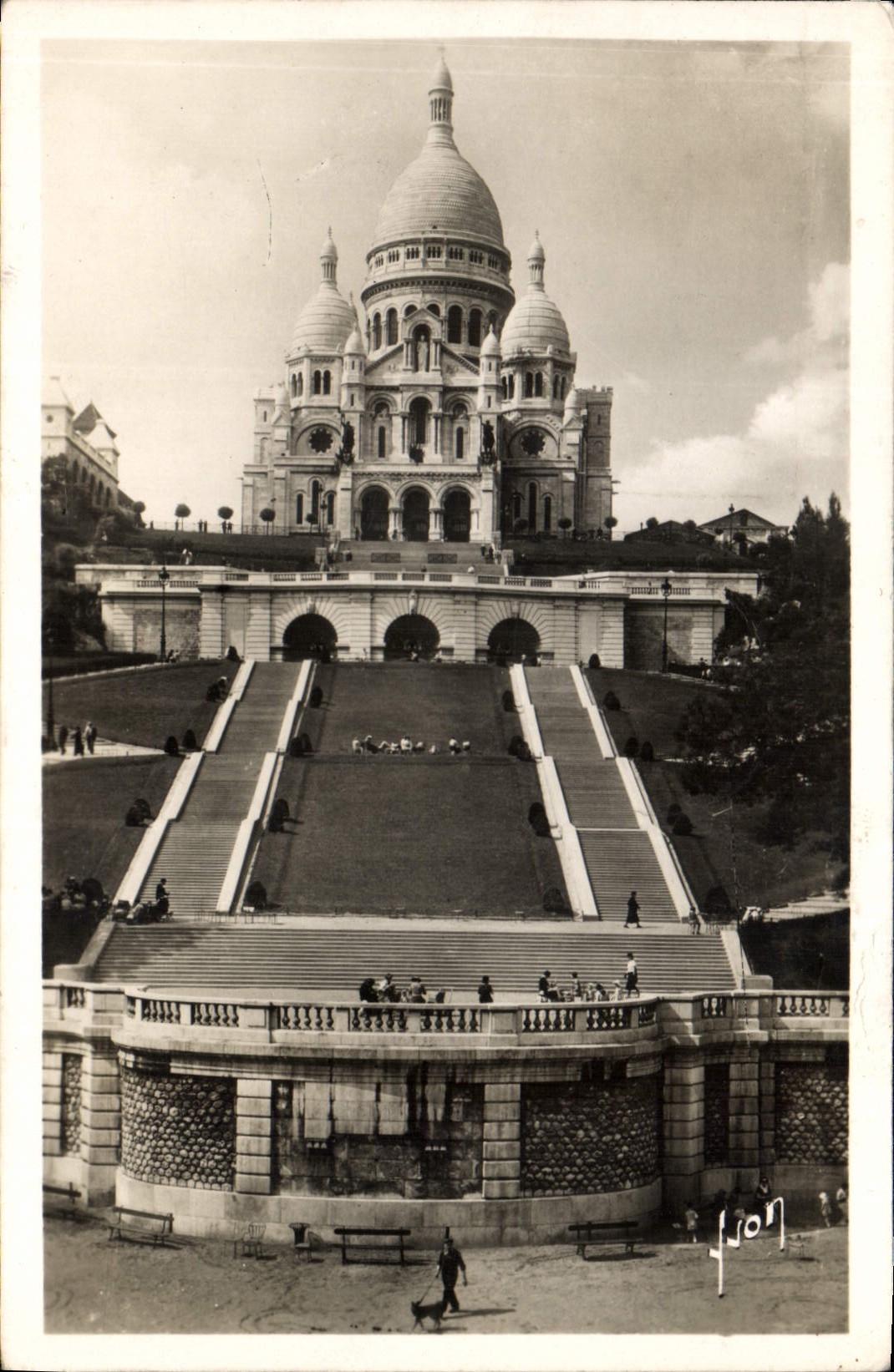 CPA Paris en Flanant Basilique du Sacre Coeur et l'escalier monumental