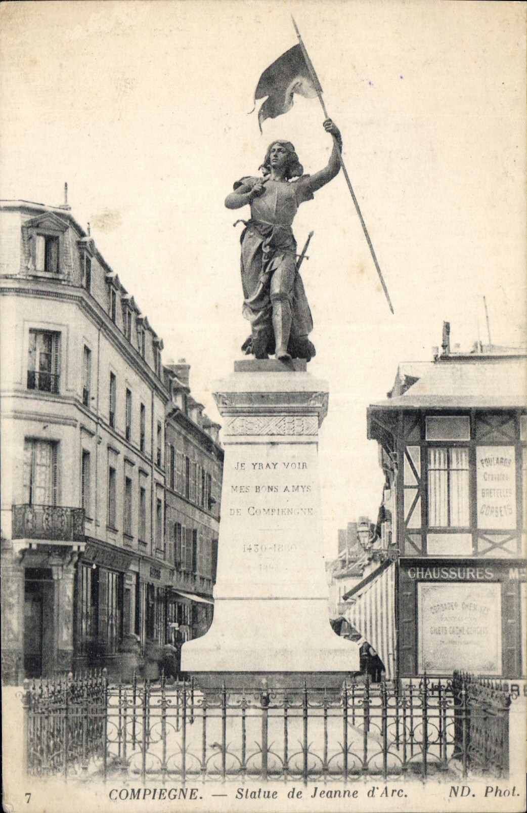 CPA Compiegne statue de Jeanne d'Arc 