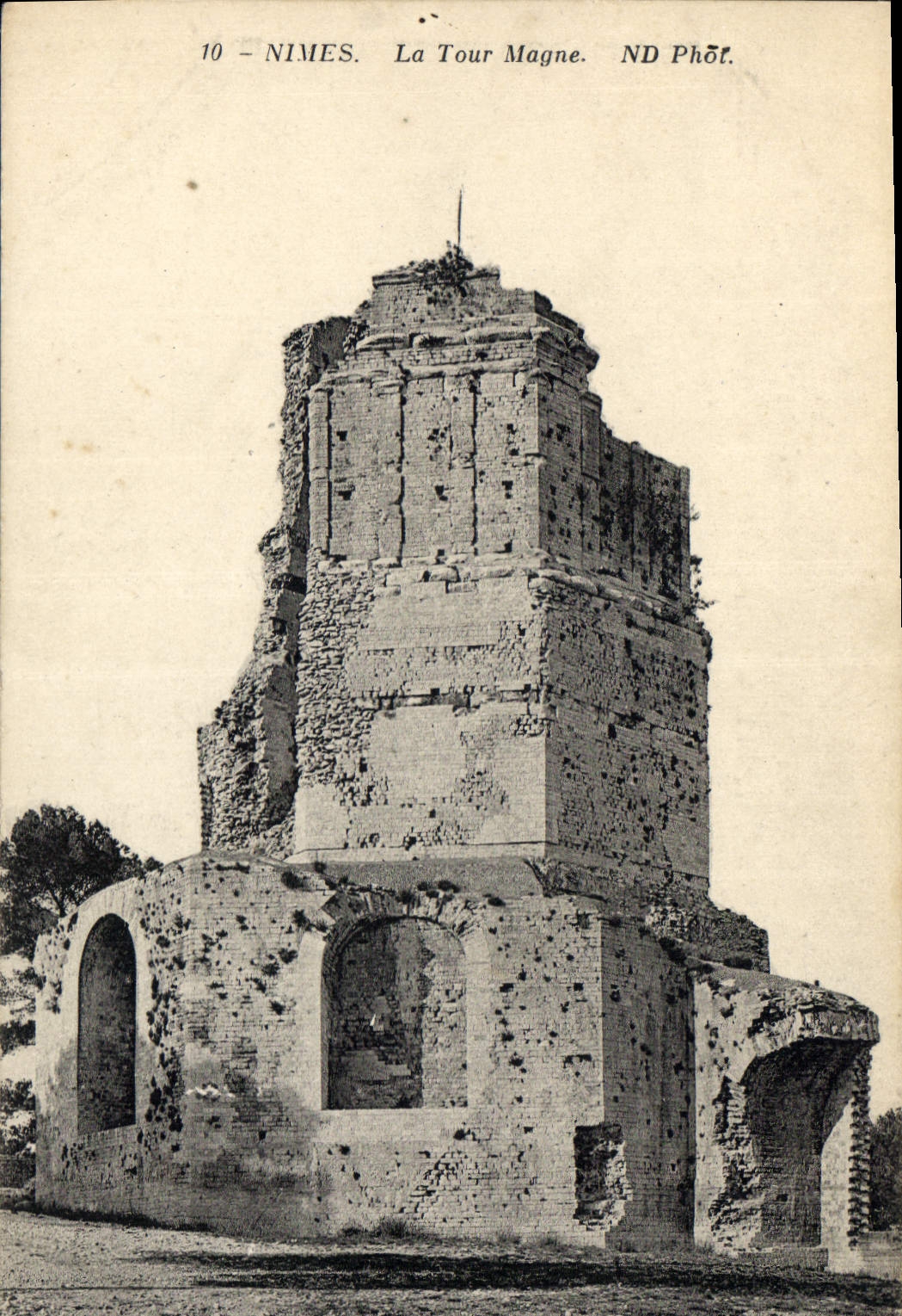 CPA Nimes la Tour Magne 