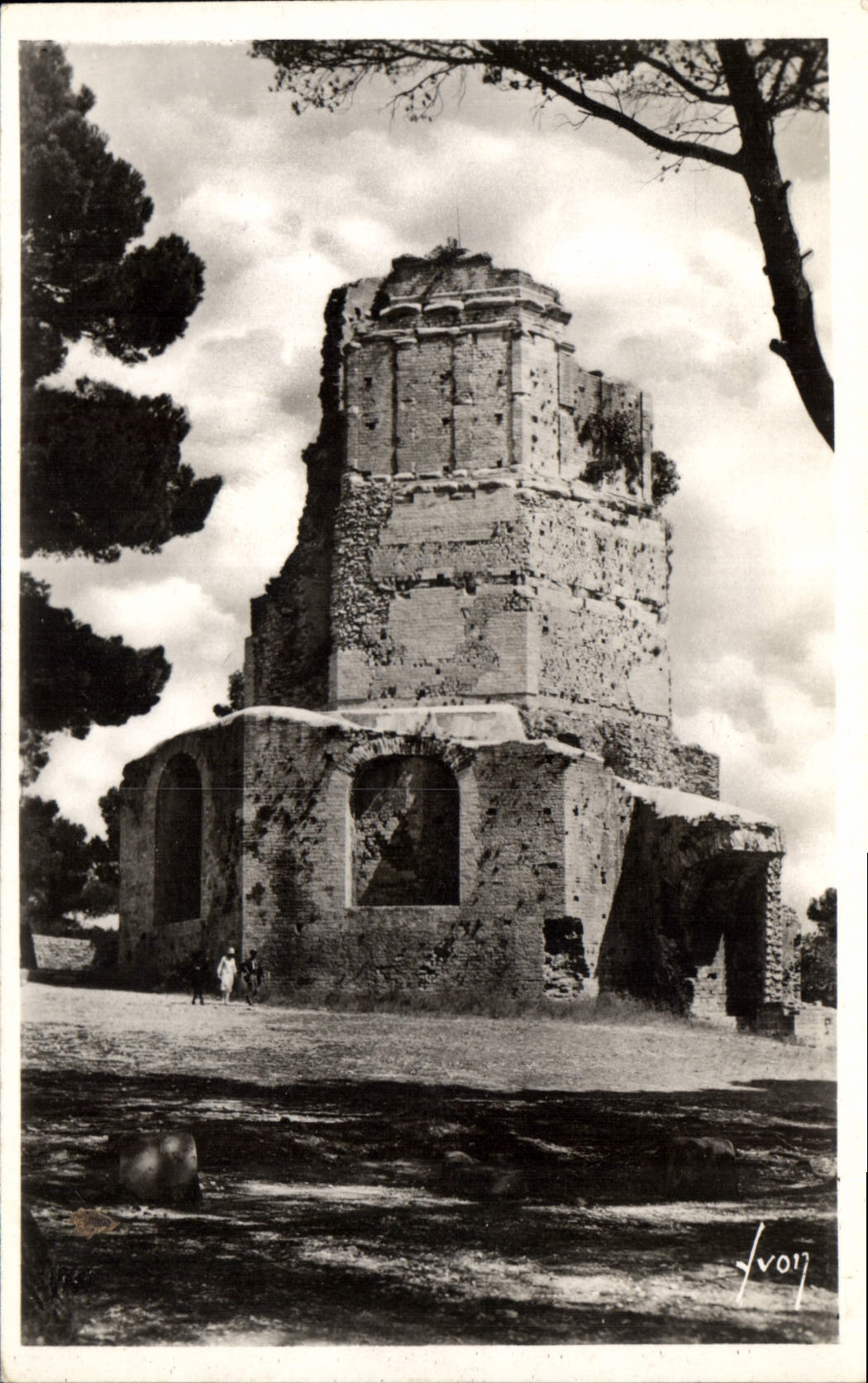 CPA Nimes Gard la Tour Magne 