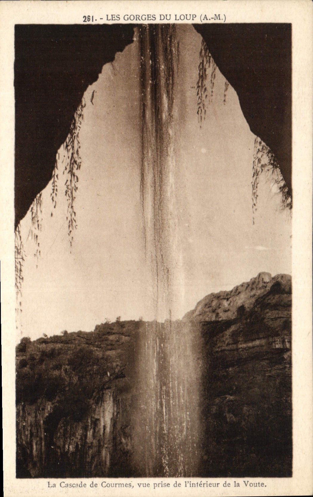 CPA Les Gorges du Loup A M la Cascade de Courmes vue prise de l'Interieur de la Voute 