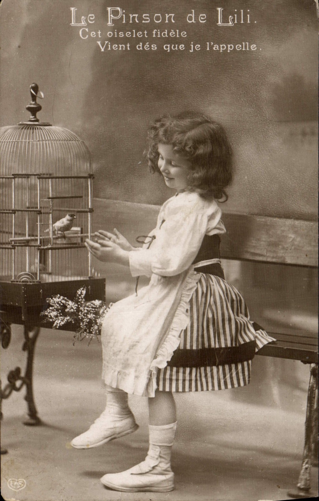 CPA Le Pinson de Lili Cet oiselet fidele vient des que je l'appelle Enfant