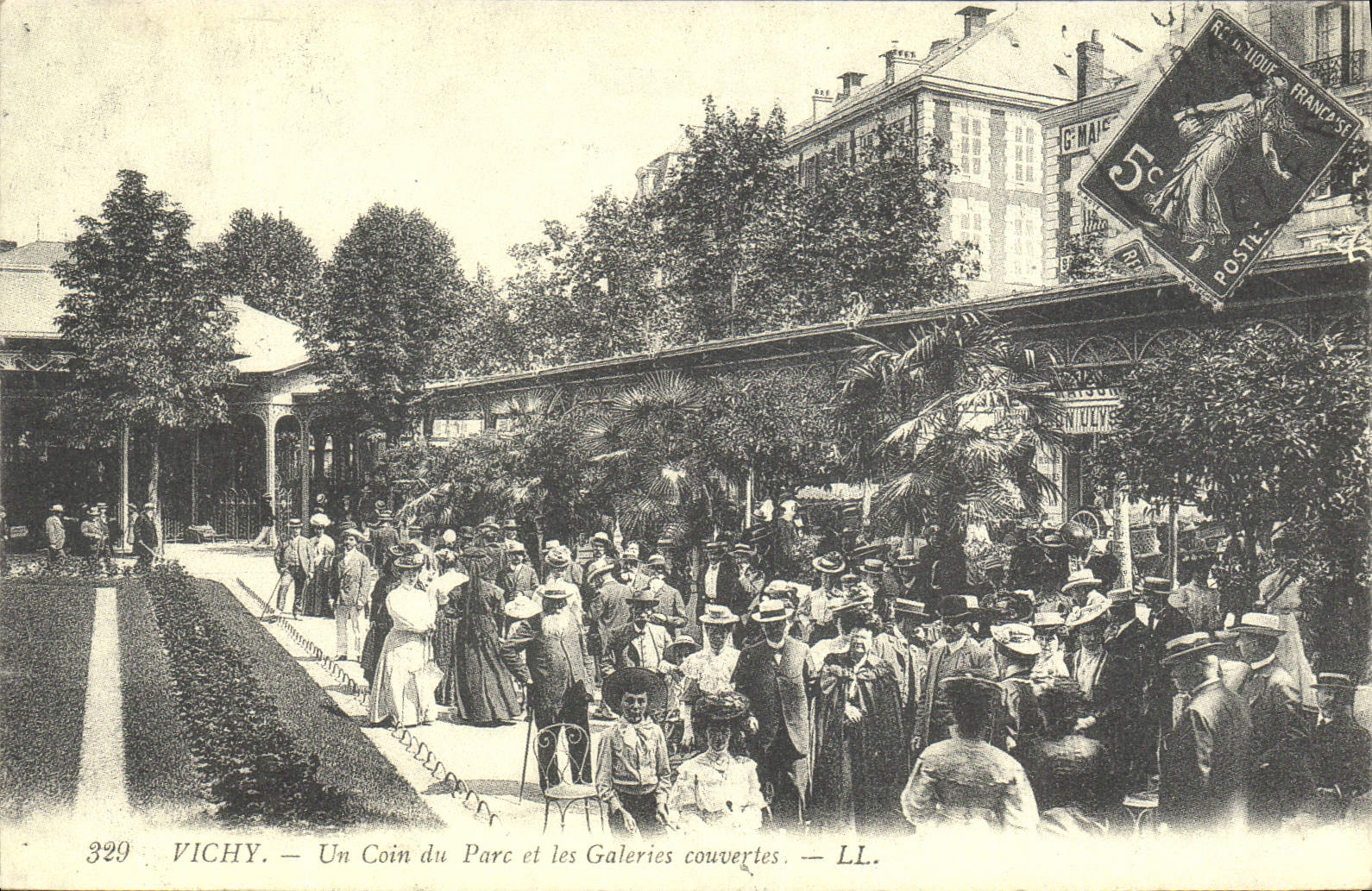 REPRO Vichy un coin du Parc et les Galeries couvertes 