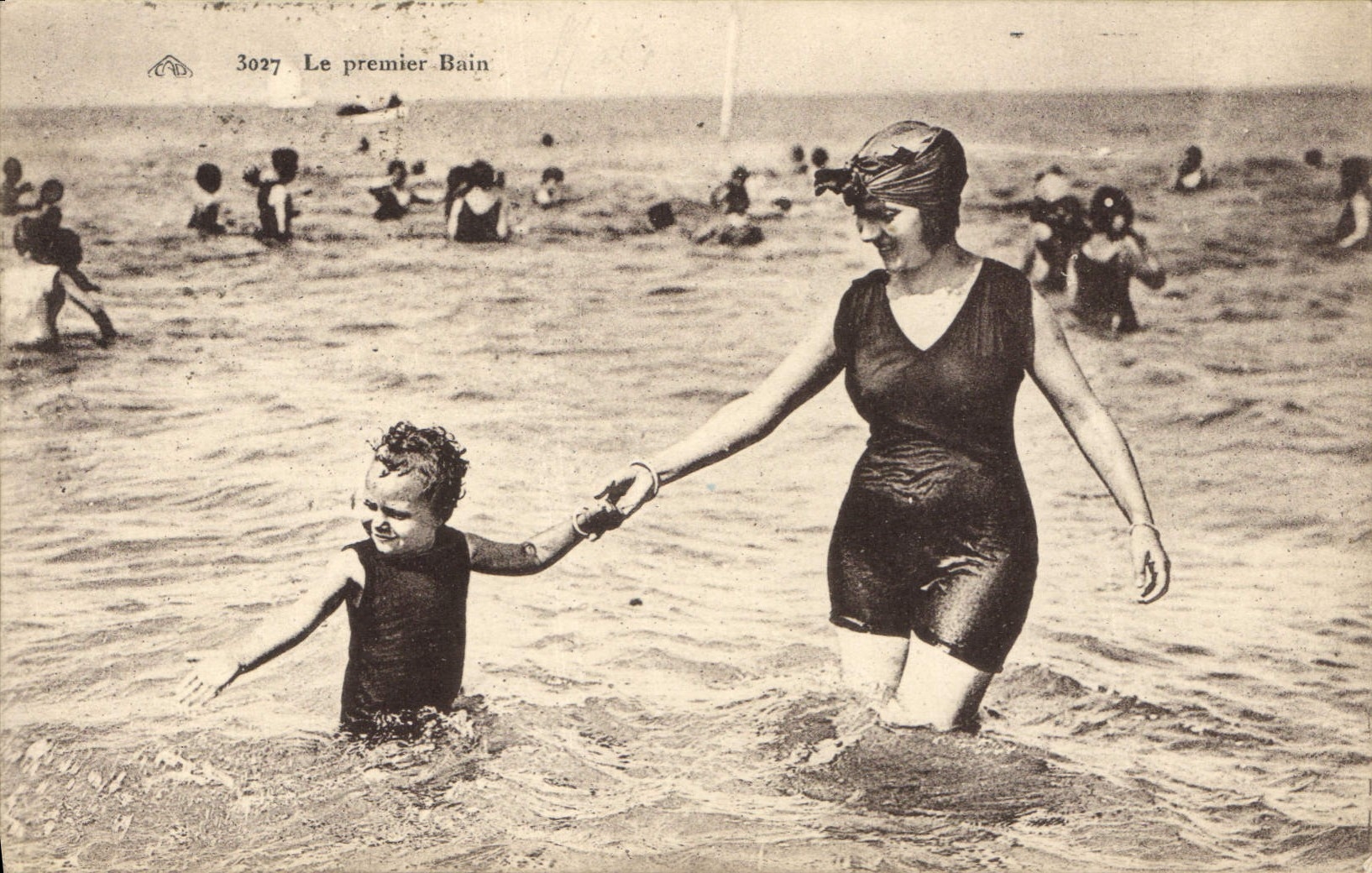 CPA Le Premier Bain Femme Enfant