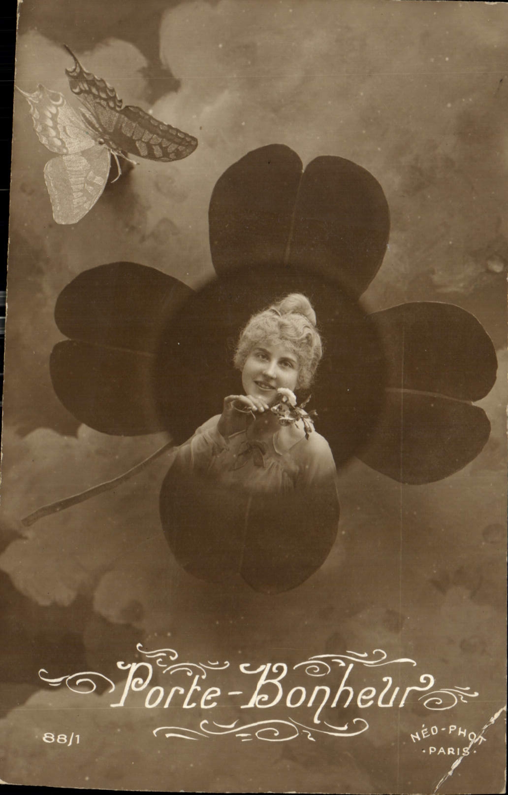 CPA Porte Bonheur femme Papillon