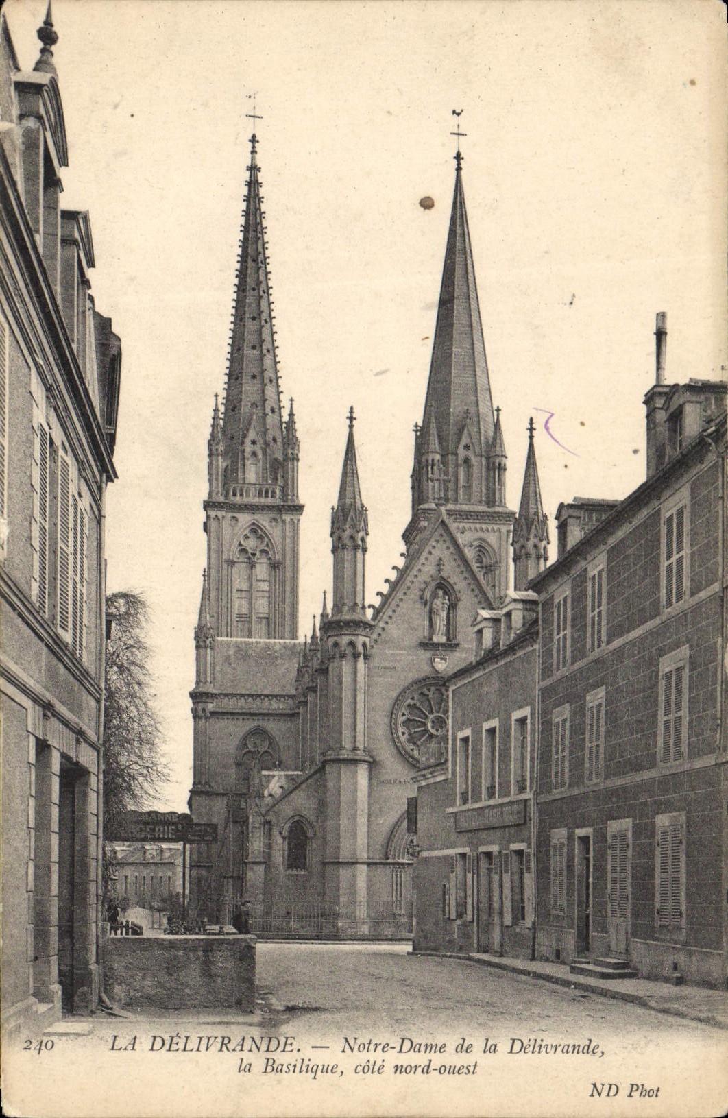 CPA Le Delivrande Notre Dame de la Delivrande la Basilique cote nord ouest 