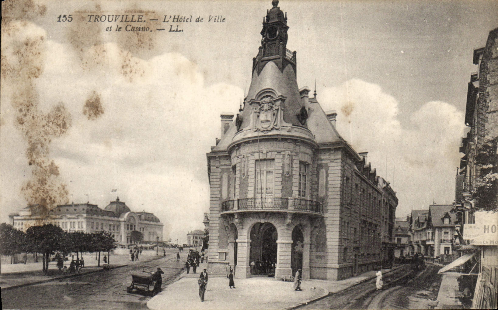 CPA Trouville l'Hotel de Ville et le Casino 