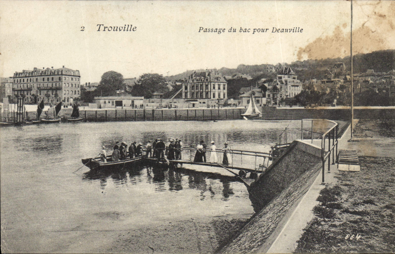 CPA Trouville Passage du bac pour Deauville Bateau