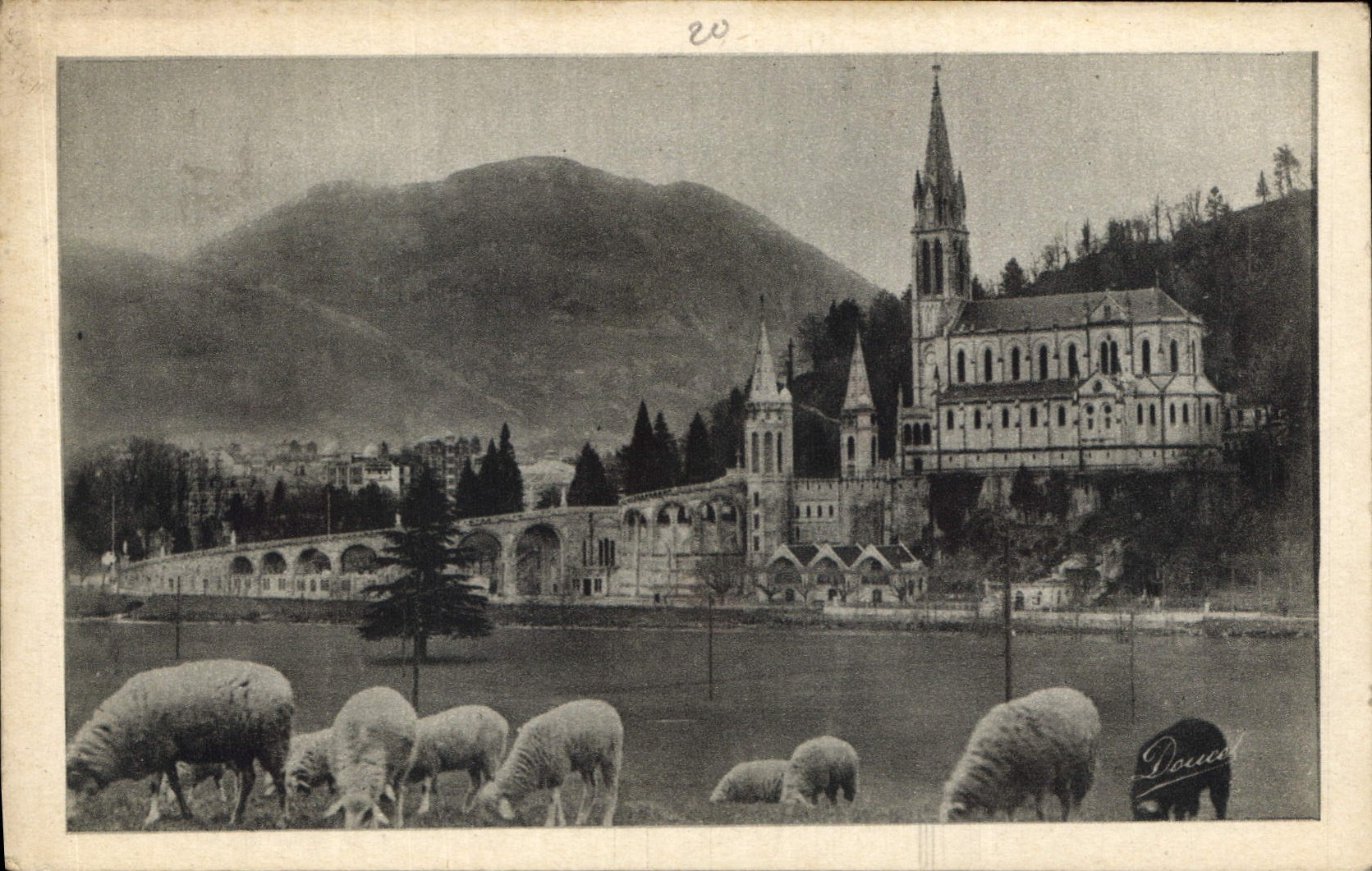 CPA Lourdes la basilique et le Pic du Jer