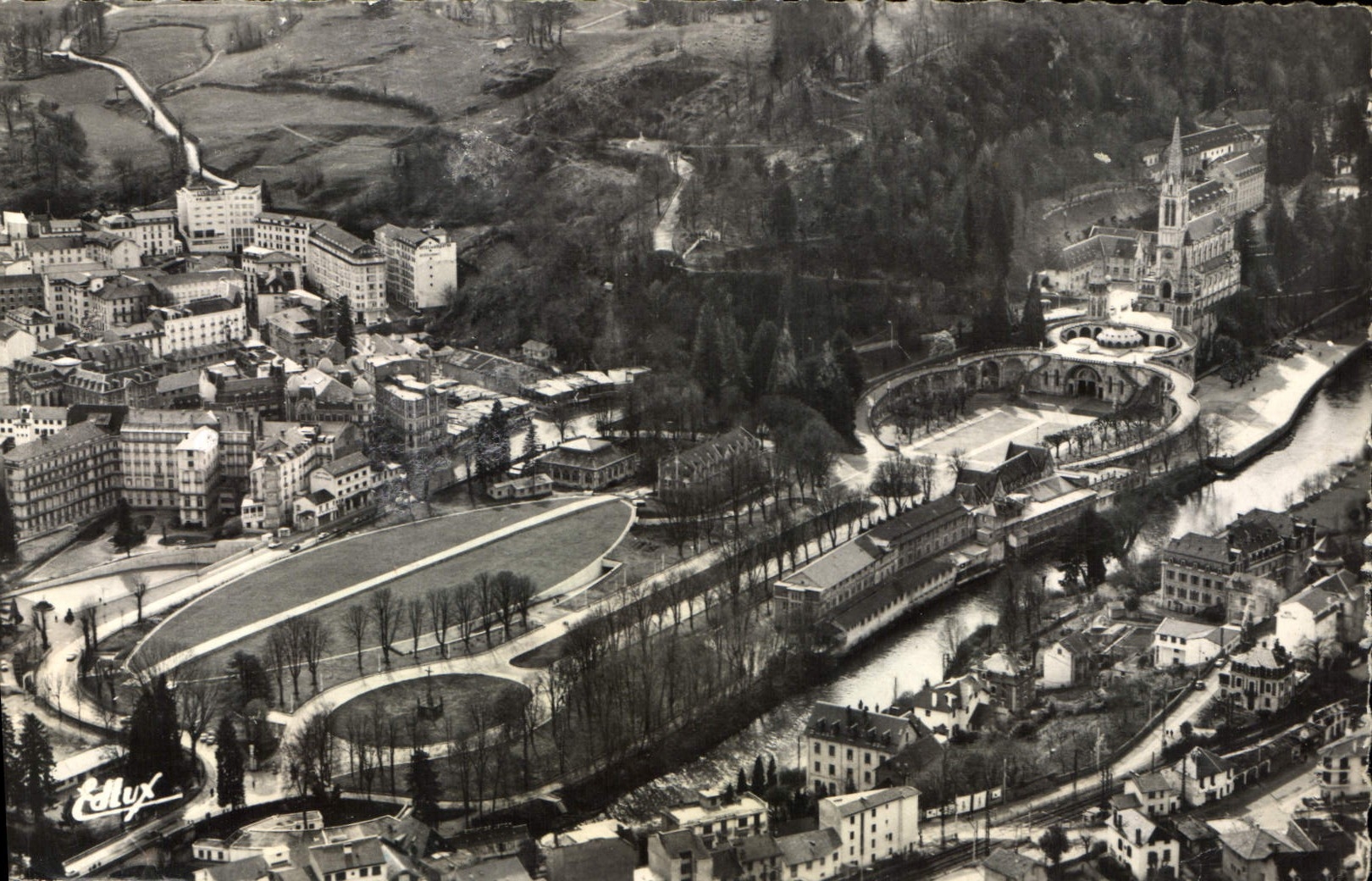 CPA Lourdes vue aerienne sur la Basilique et le Gave 