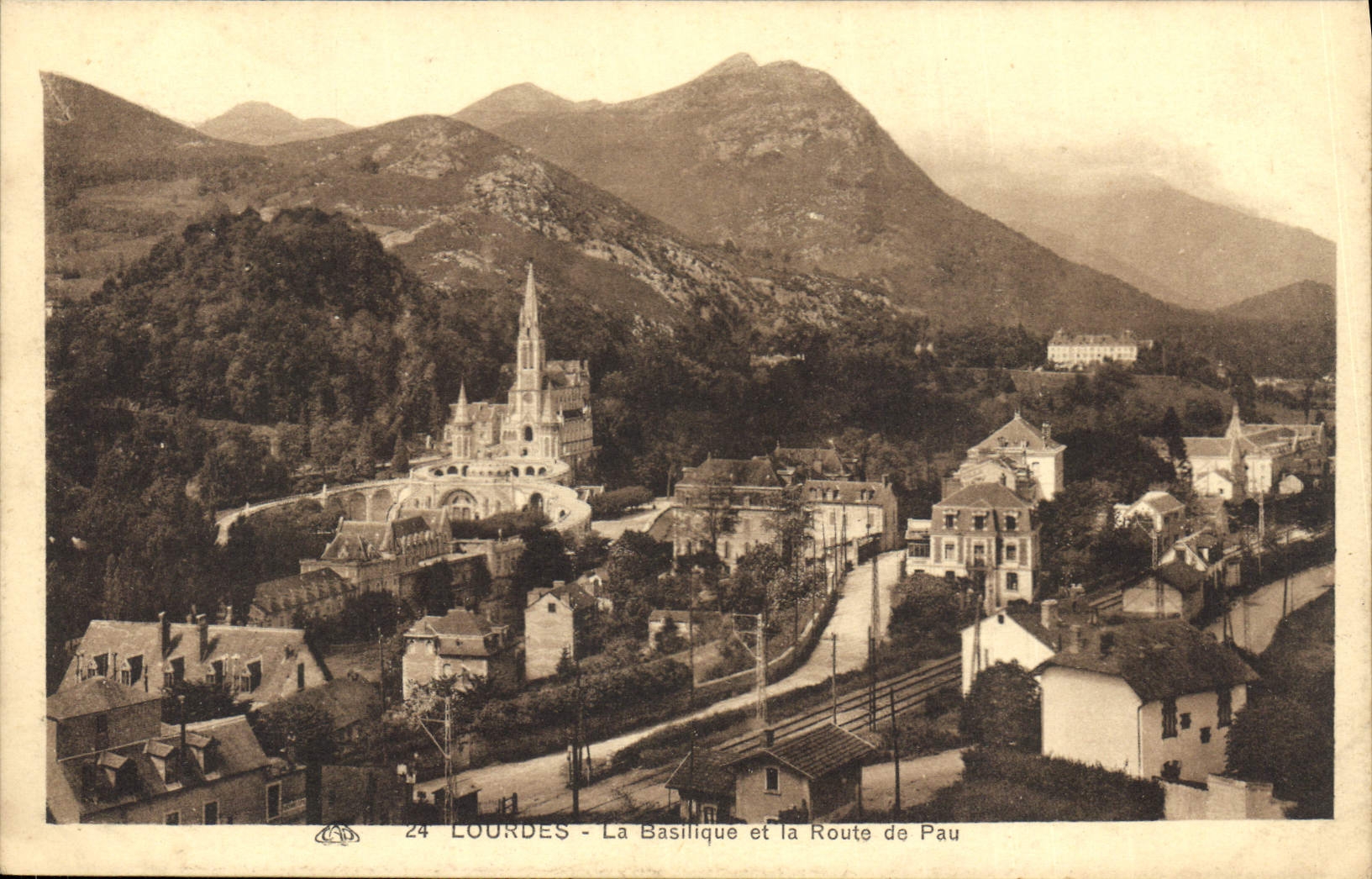 CPA Lourdes La Basilique et la Route de Pau 