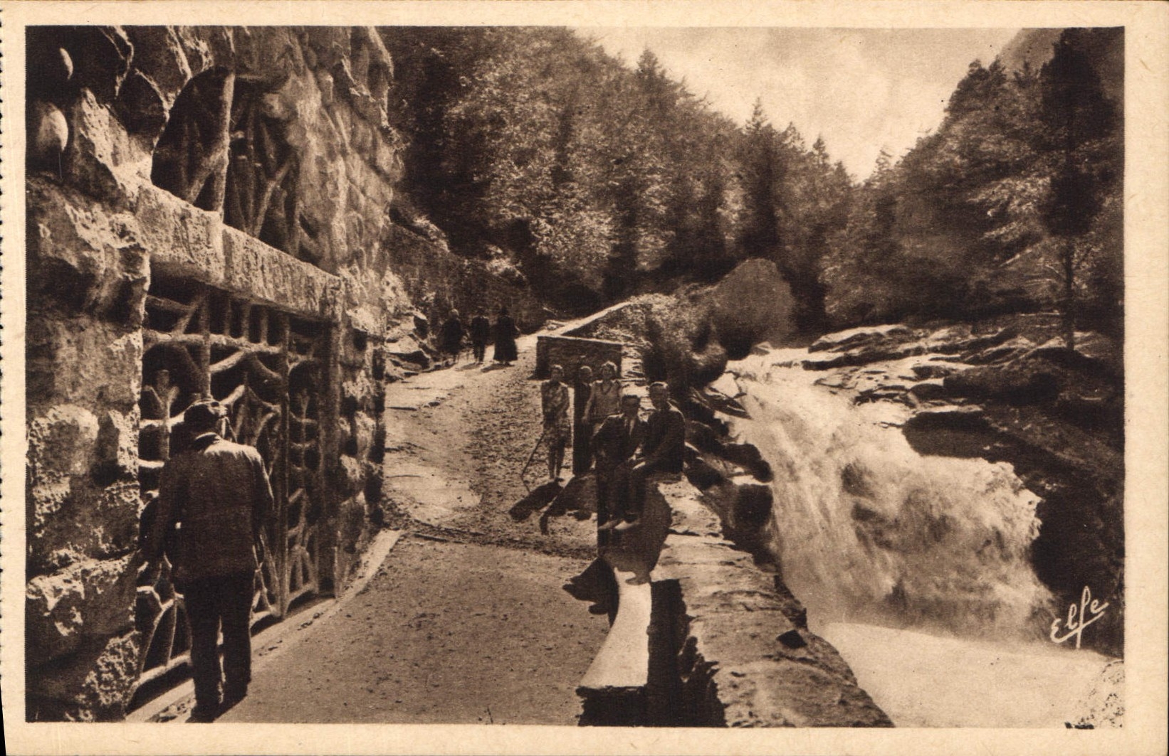 CPA Cauterets Source Mauhourat 