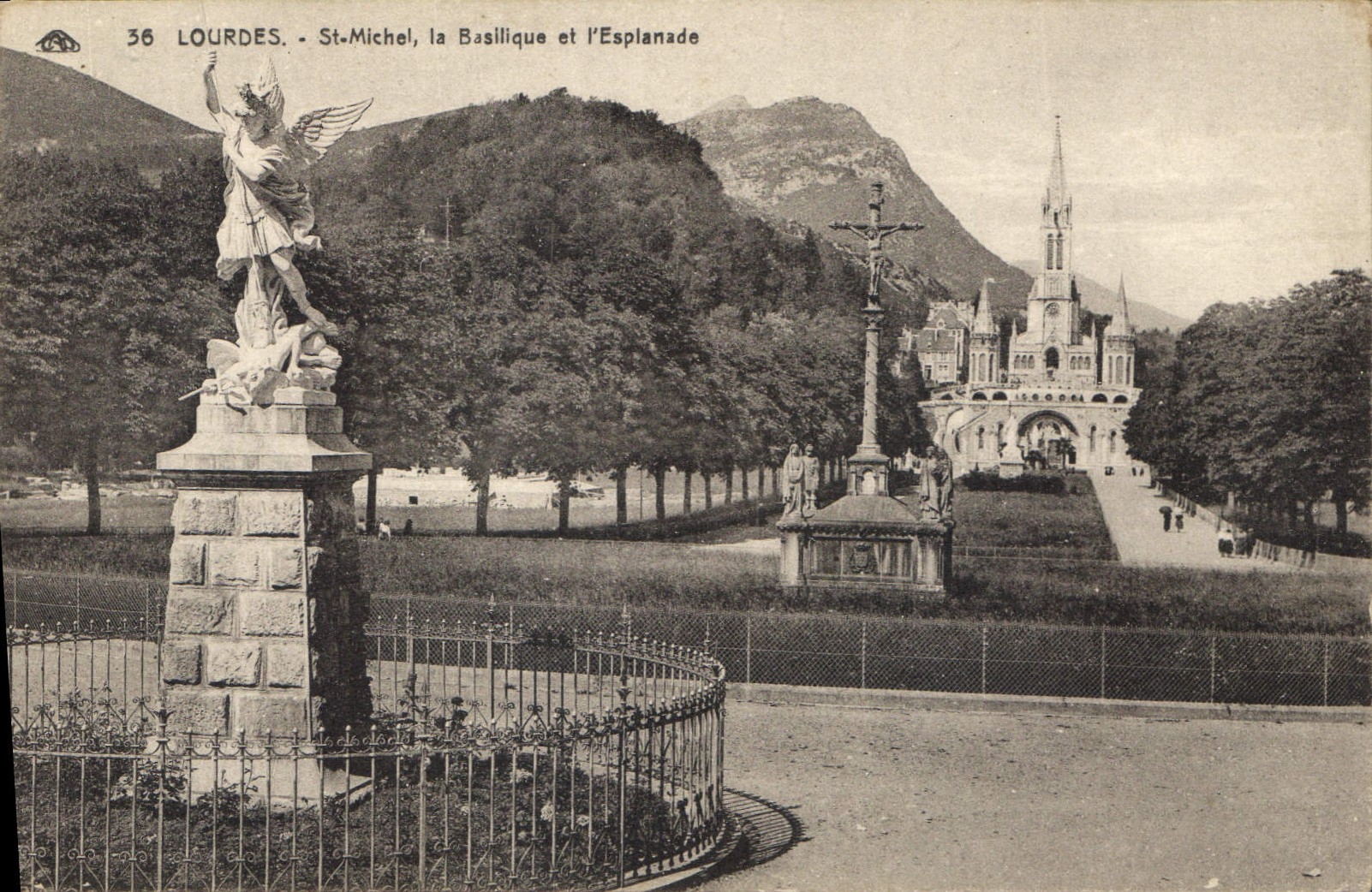CPA Lourdes St Michel la Basilique et l'Esplanade