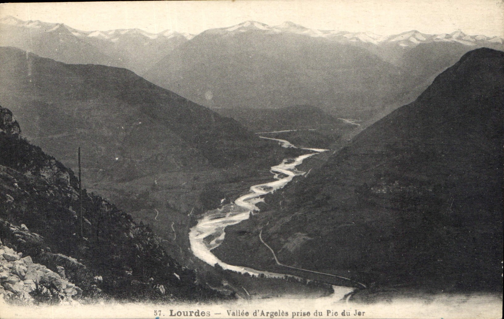 CPA Lourdes Vallee d'Argeles prise du Pic du Jer 