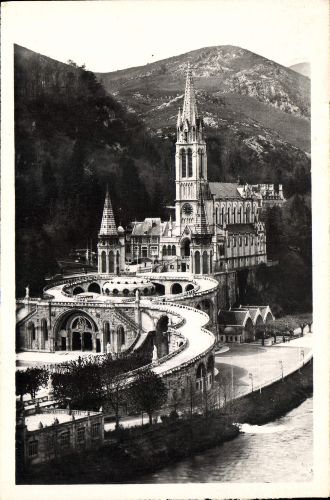 CPA Lourdes la Basilique la Basilique et le Gave 