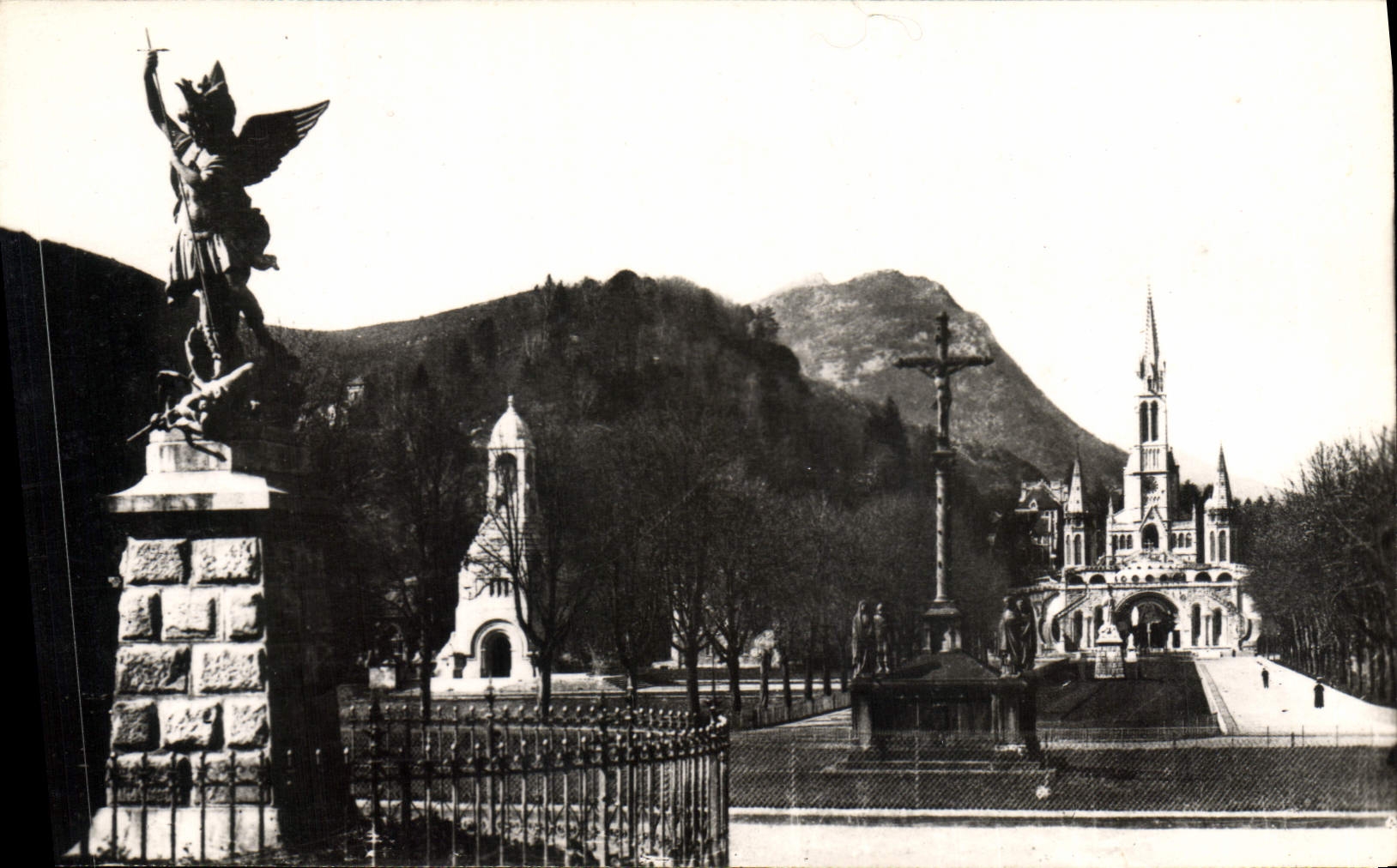 CPA Lourdes La Basilique et le Monument Interallie