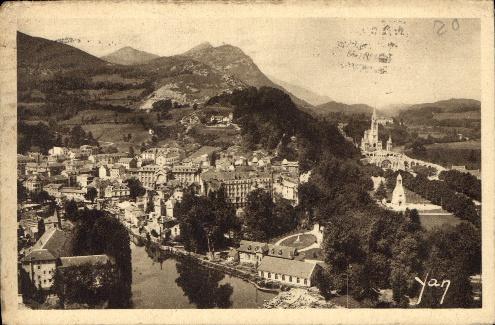 CPA Lourdes Vue generale prise du Chateau Fort 