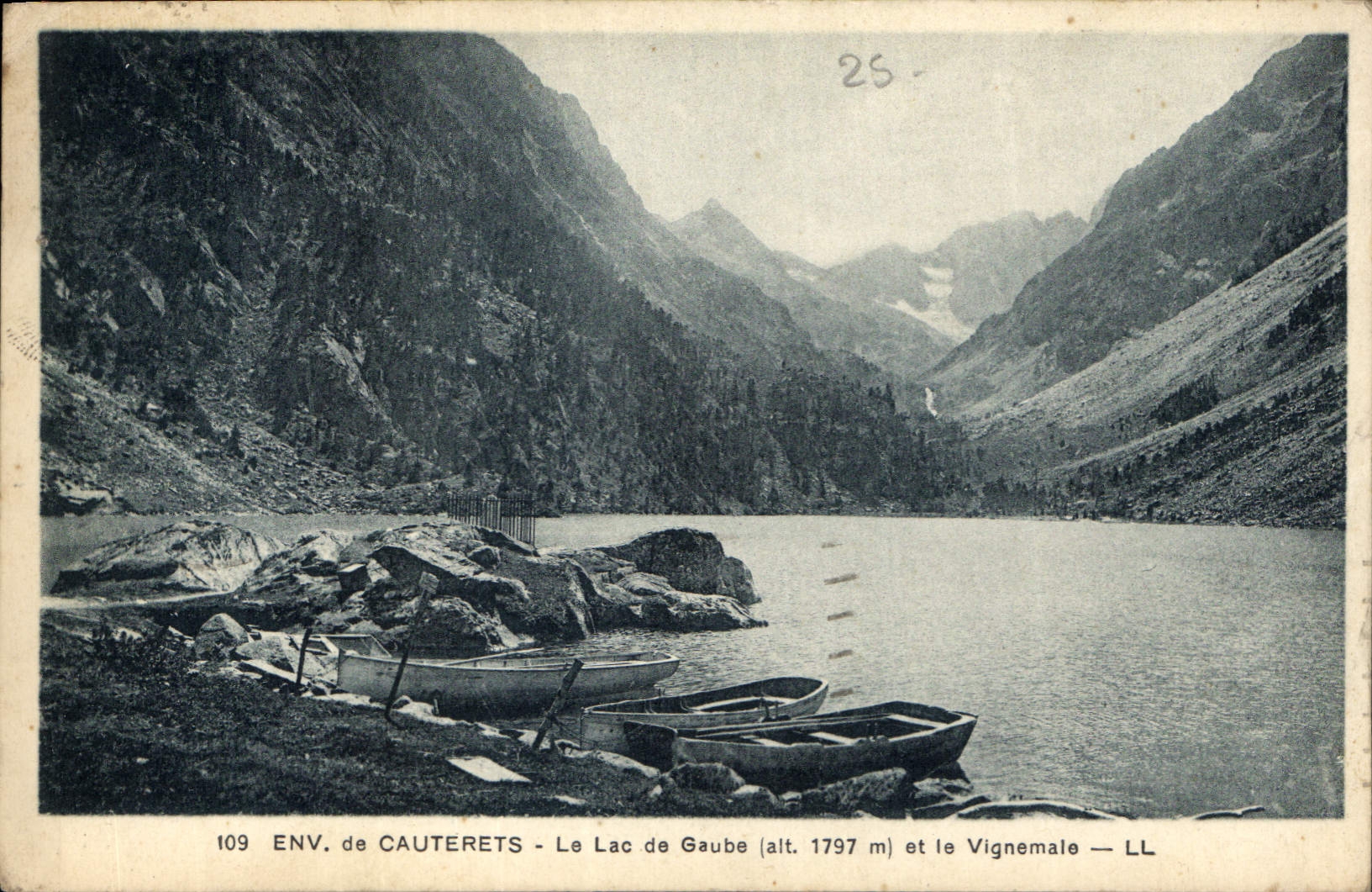 CPA Env de Cauterets Le Lac de Gaube et le Vignemale 