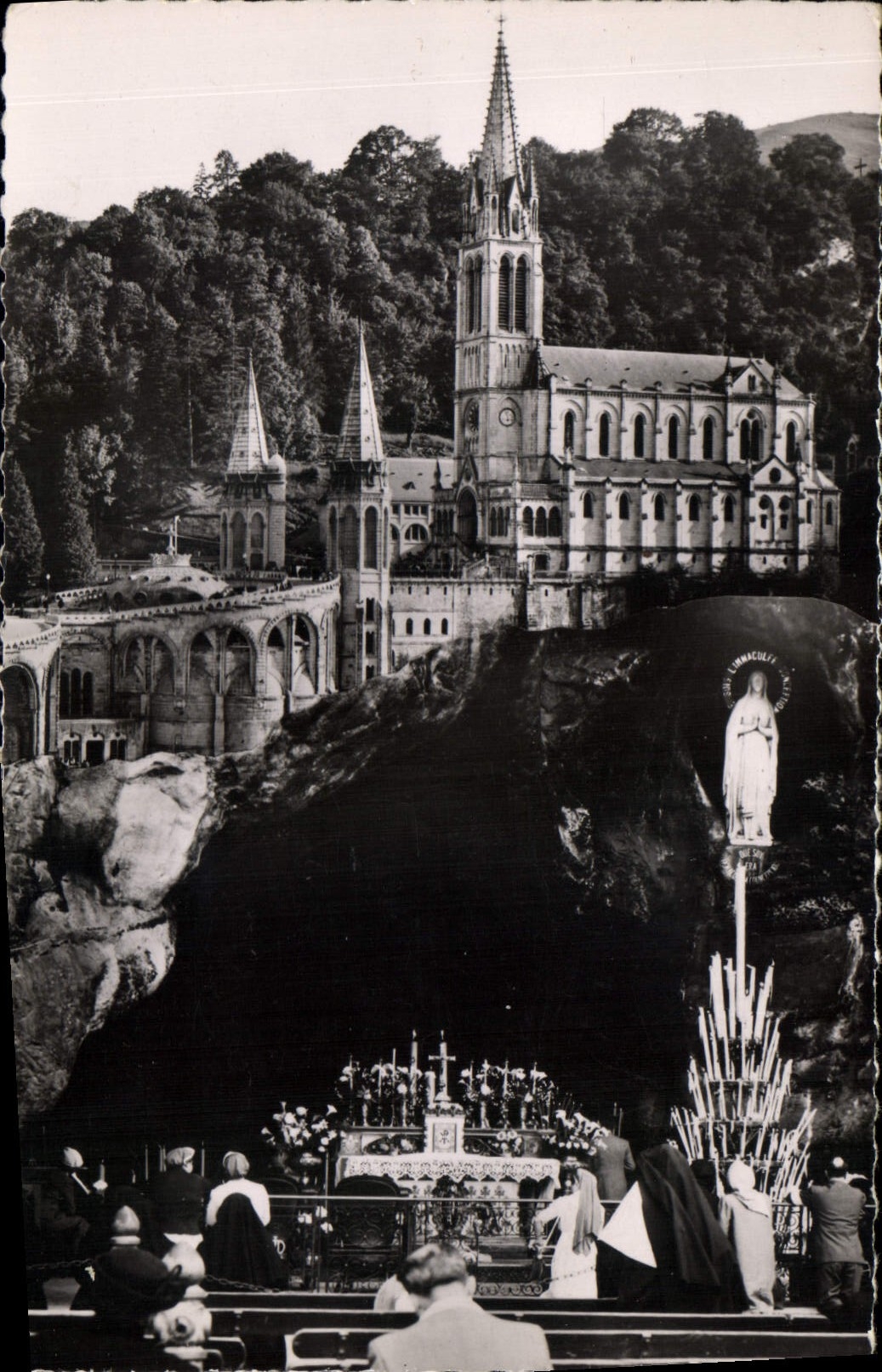 CPA Lourdes La Grotte Miraculeuse et la Basilique 