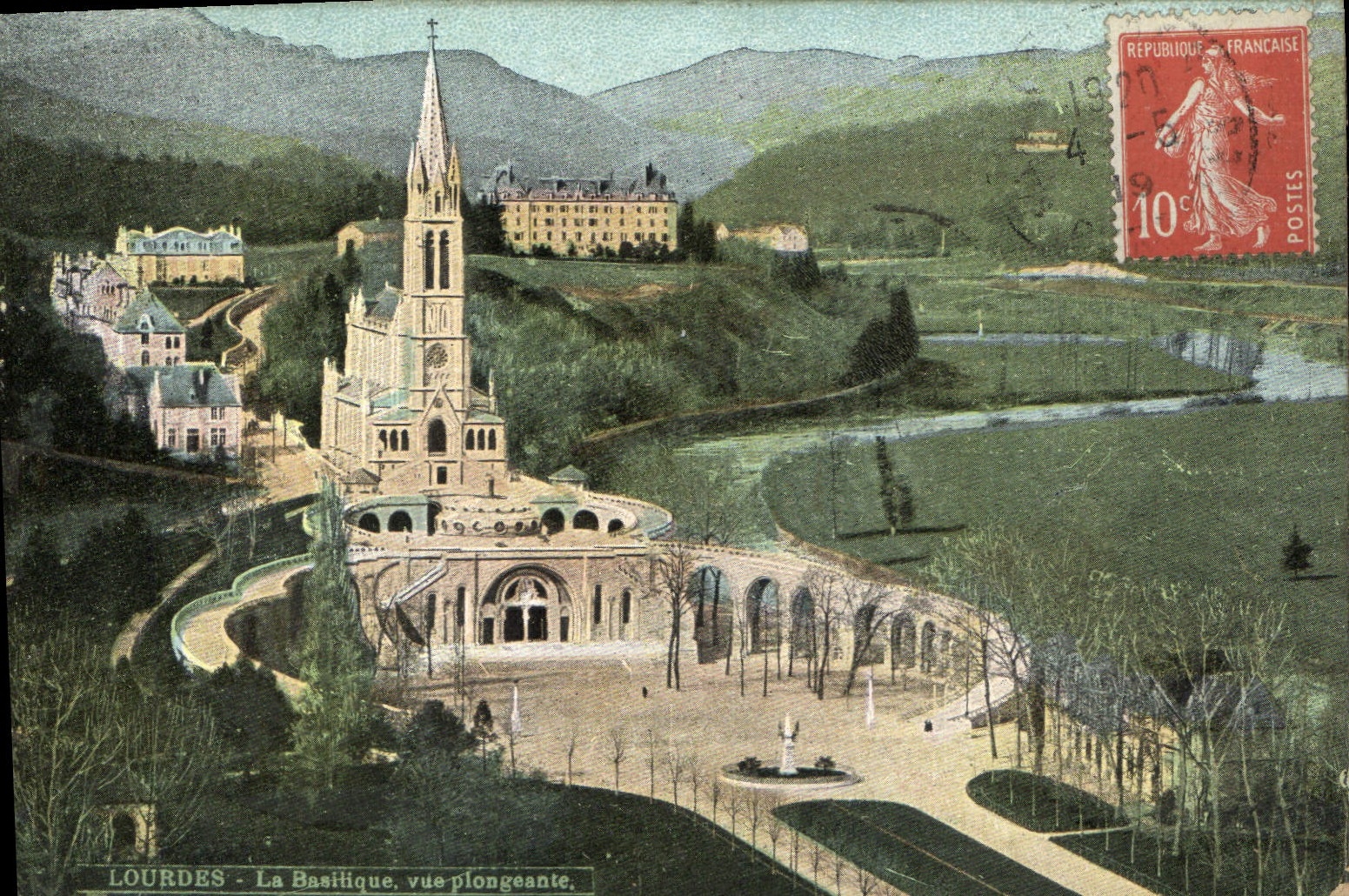 CPA Lourdes la Basilique vue plongeante 