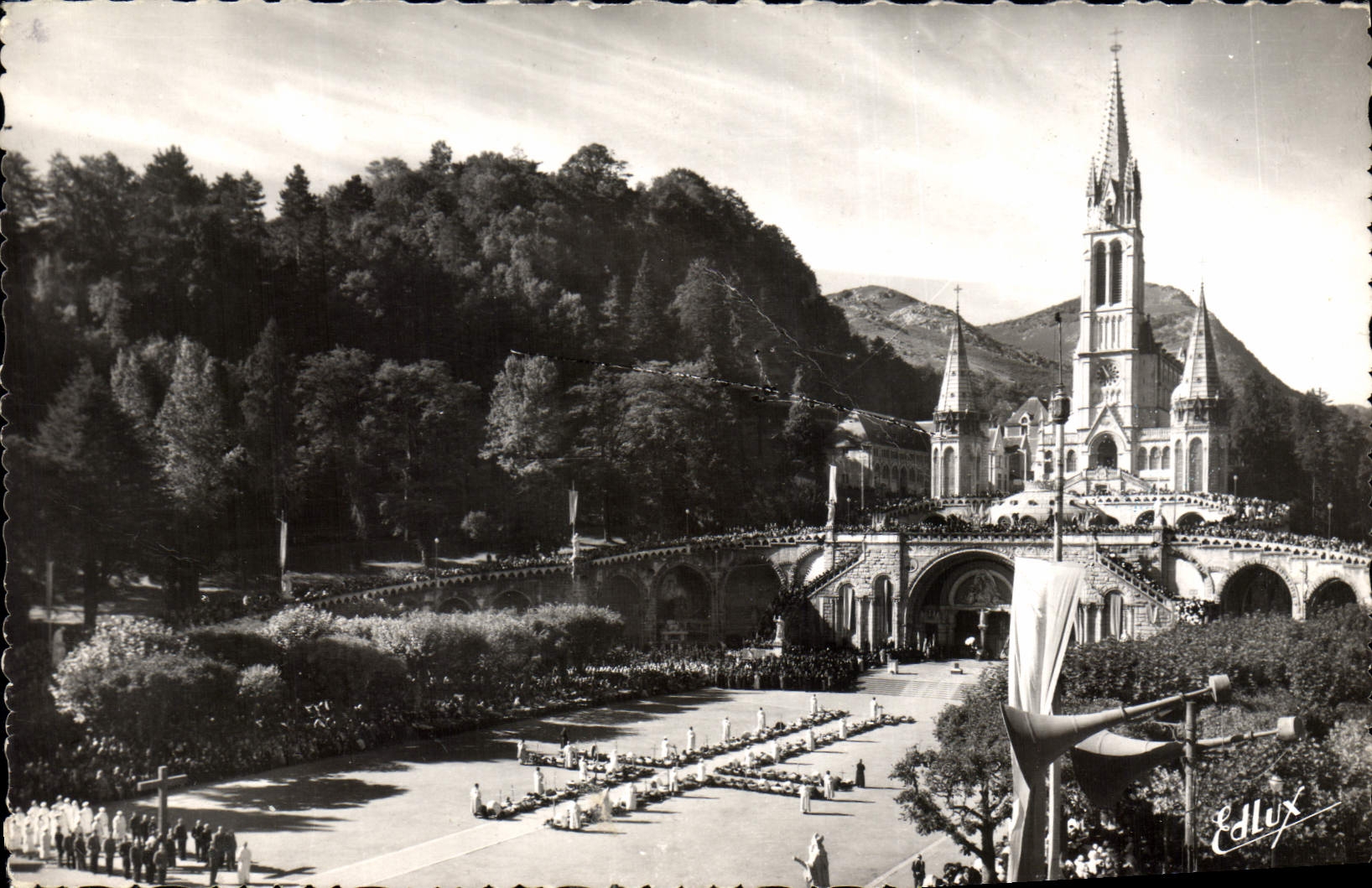 CPA Lourdes les Malades assistant au Chemin de Croix pendant le Pelerinage du Rosaire