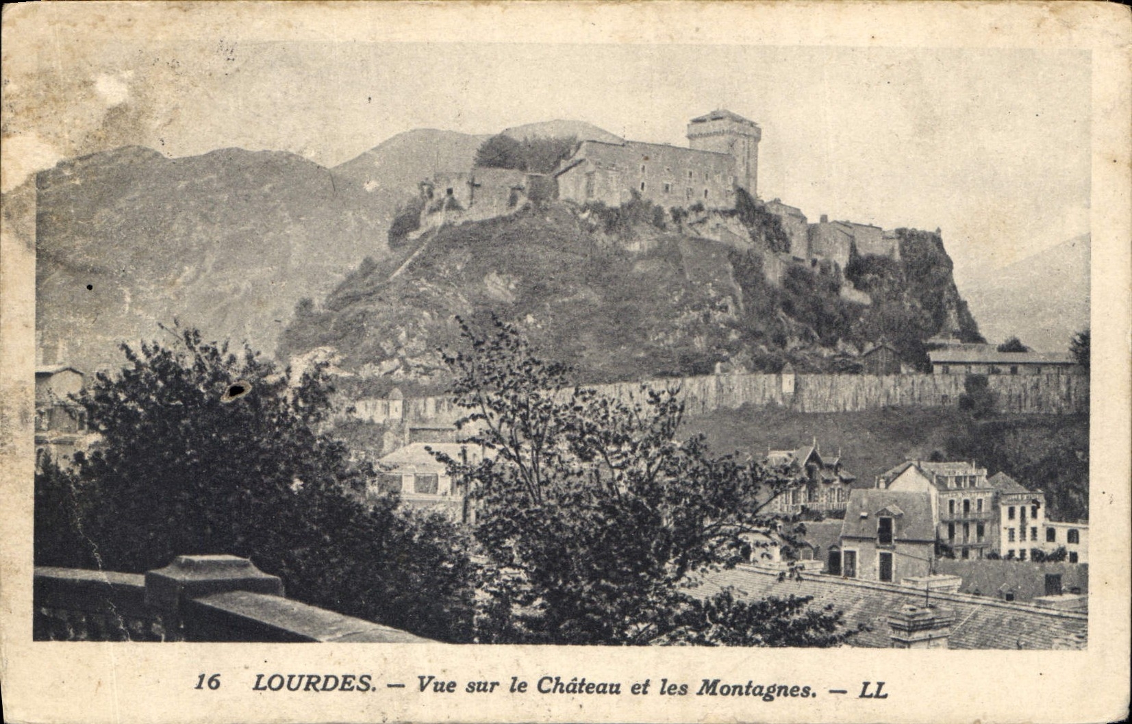 CPA Lourdes Vue sur le Chateau et les Montagnes 