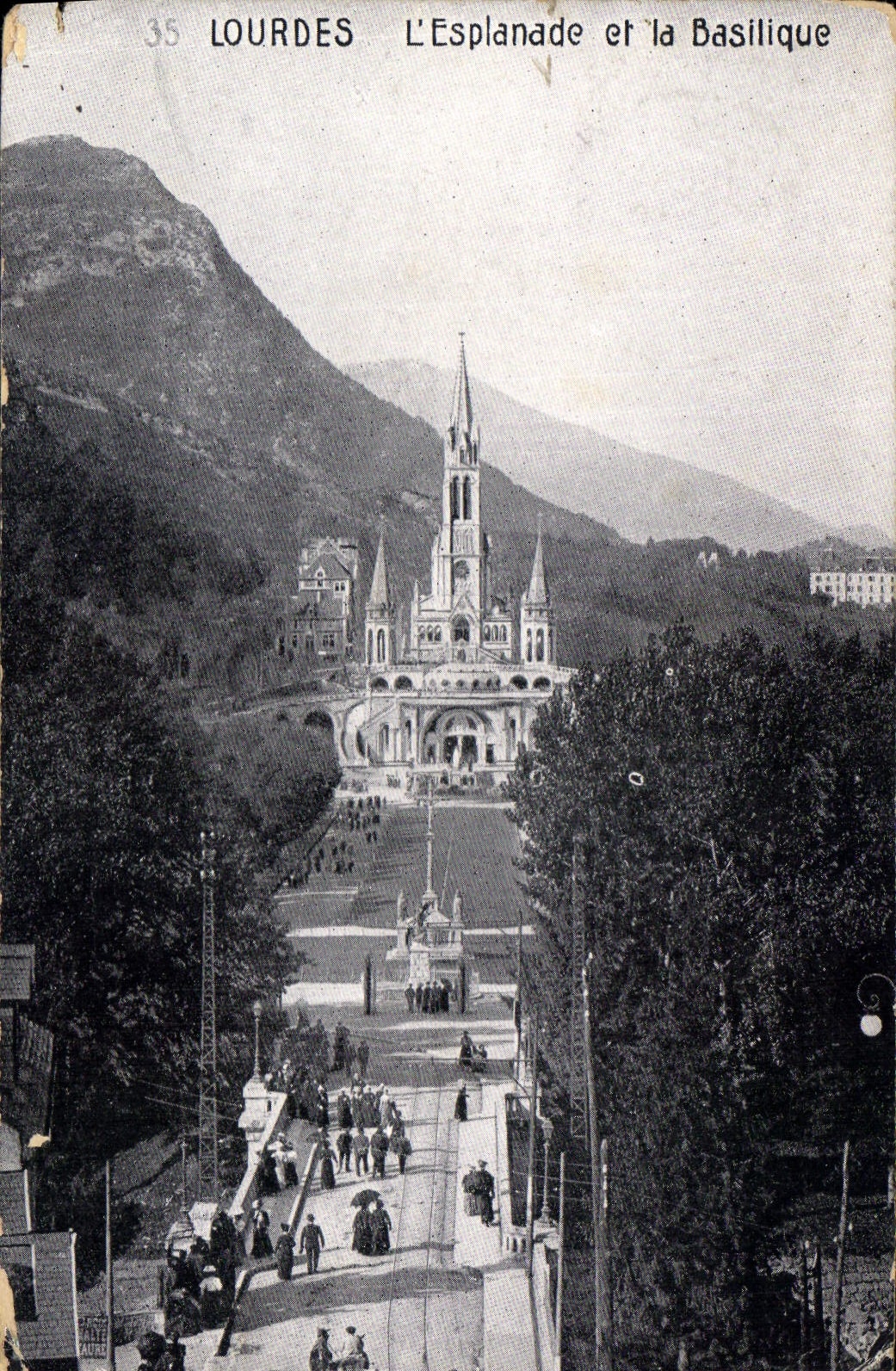 CPA Lourdes l'Esplanade et la Basilique 