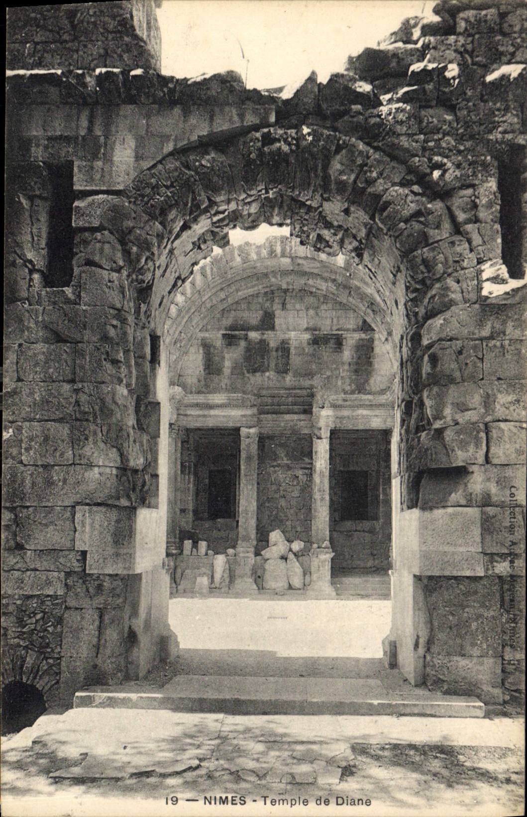CPA Nimes Temple de Diane 