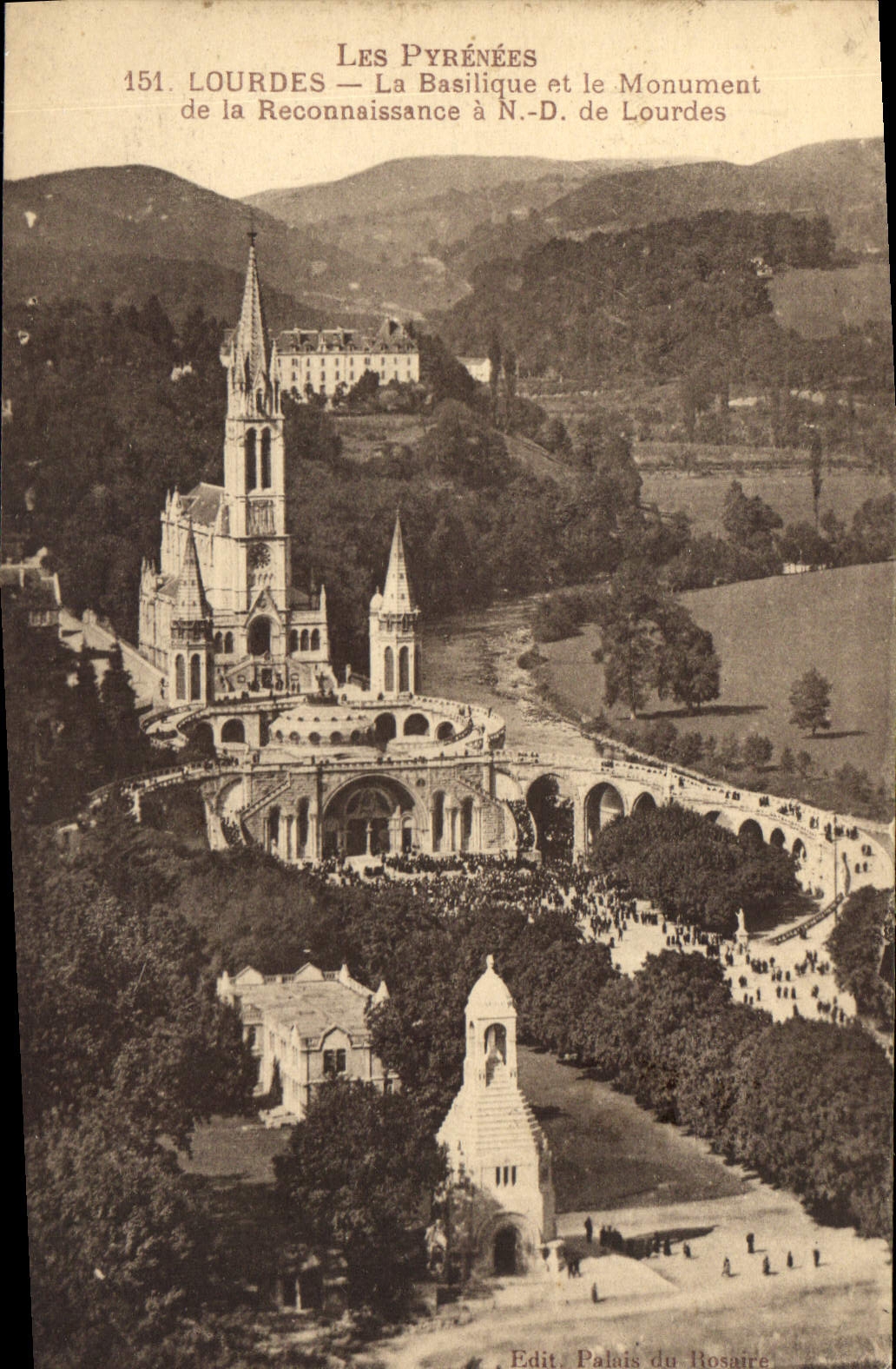 CPA Les Pyreenes Lourdes La Basilique et le Monument de la Reconnaissance a N D de Lourdes 