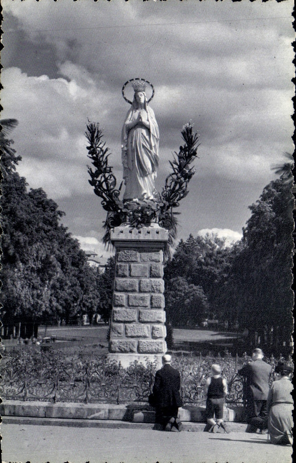 CPA Lourdes La Vierge Couronnee 