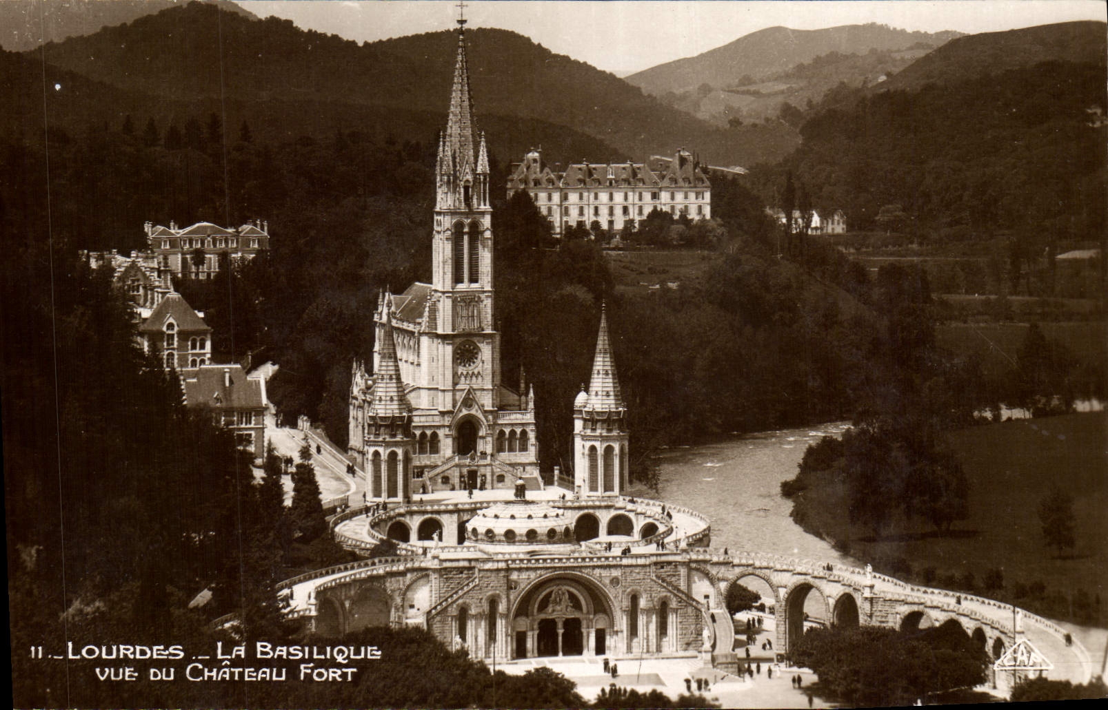 CPA Lourdes La Basilique vue du Chateau Fort 