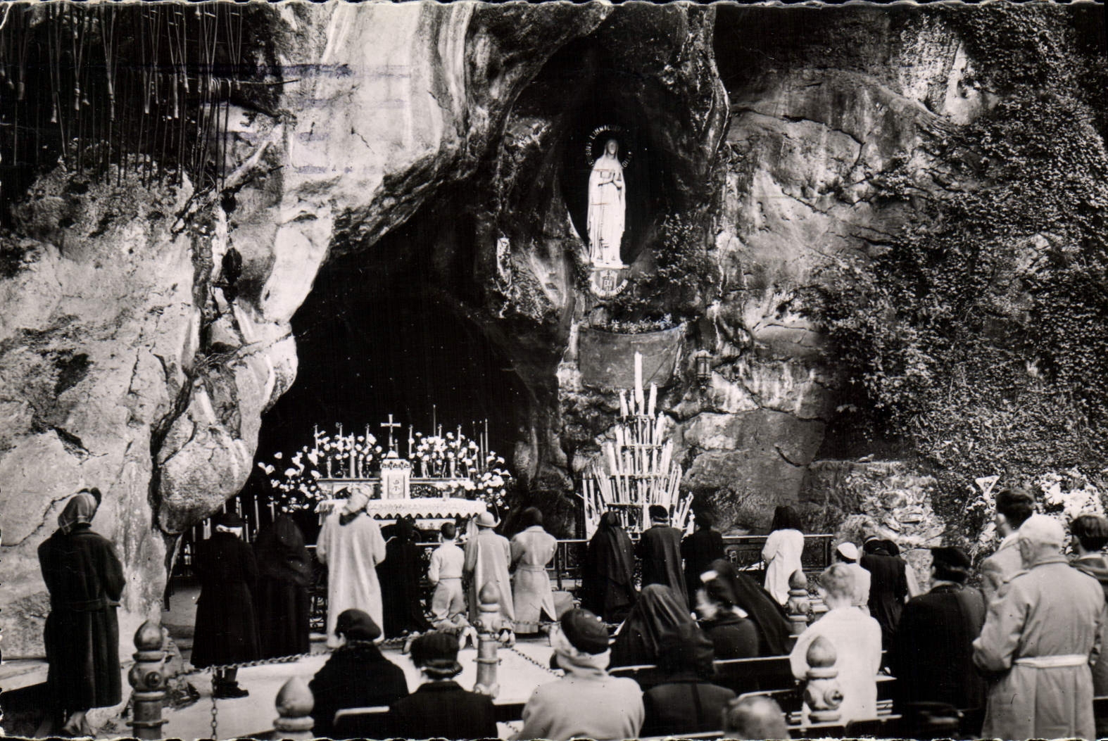 CPA Lourdes La Grotte Miraculeuse 