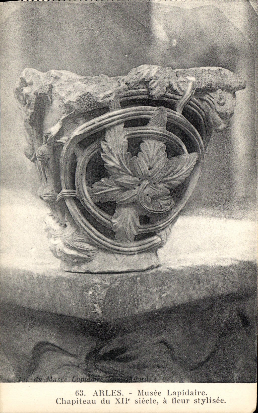 CPA Arles Musee Lapidaire Chapiteau du XII siecle a fleur stylisee 