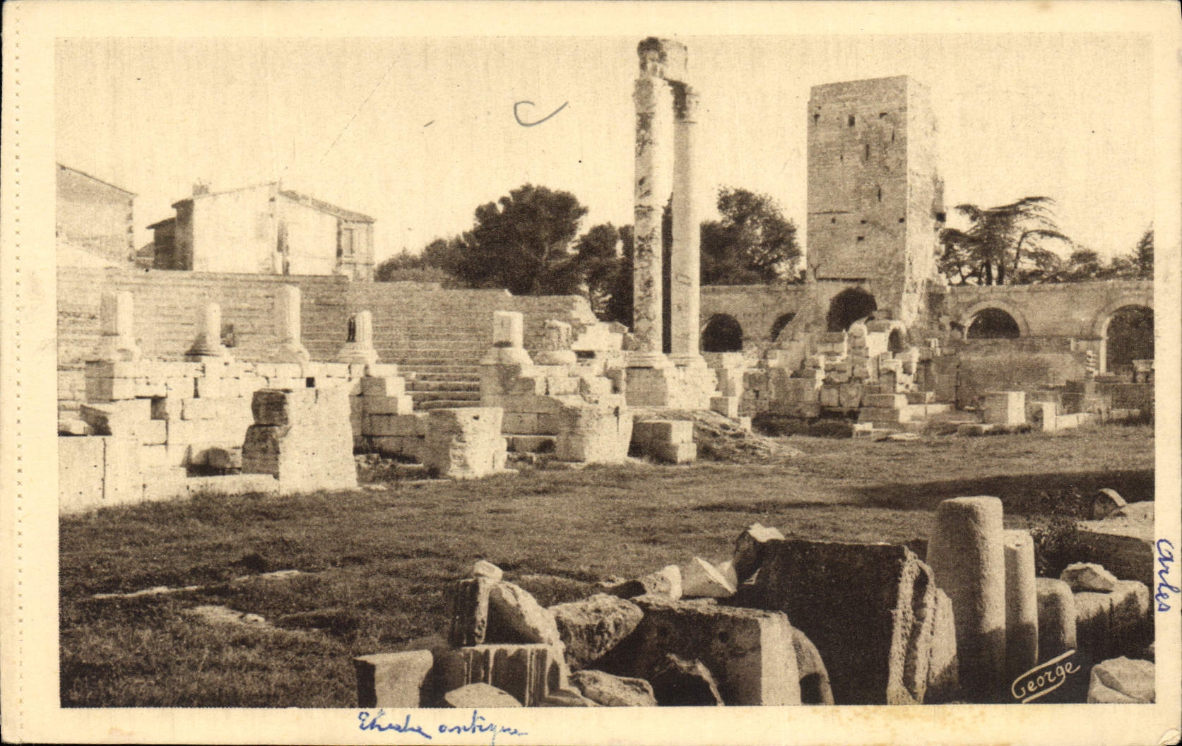 CPA Arles Theatre antique qui aurait ete commence au siecle d'Auguste et termine au XIII siecle il p