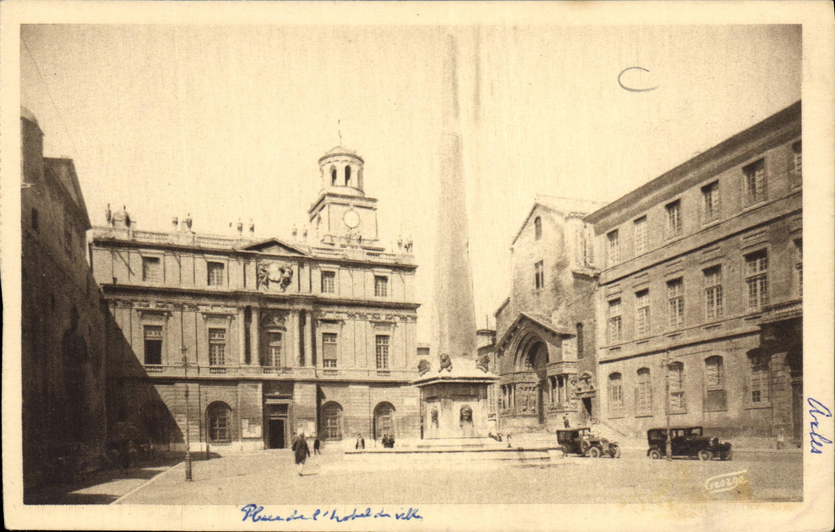 CPA Arles sur Rhone Place de l'Hotel de Ville 