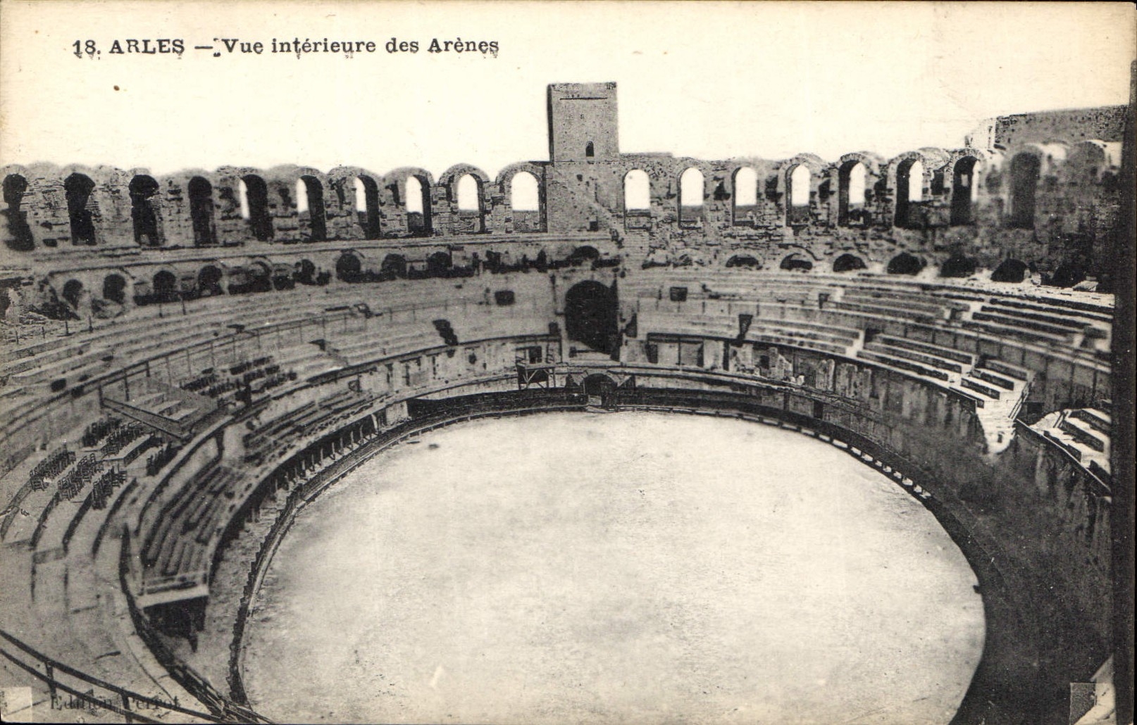 CPA Arles Vue interieure des Arenes 