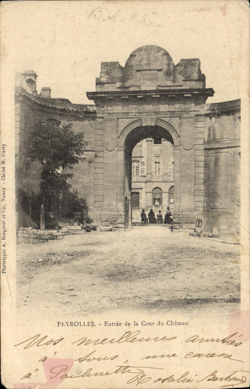 CPA Peyrolles Entree de la Cour du Chateau 