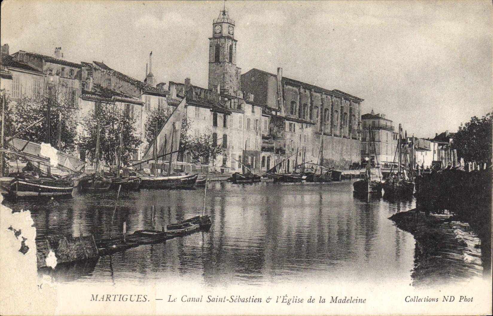 CPA Martigues Le Canal Saint Sebastien et l'Eglise de la Madeleine Bateaux de peche