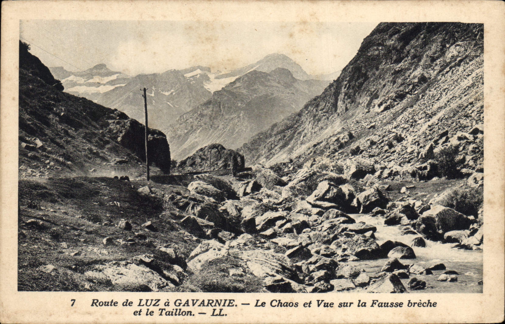CPA Route de luz a Gavarnie Le Chaos et Vue sur la Fausse breche et le Taillon 