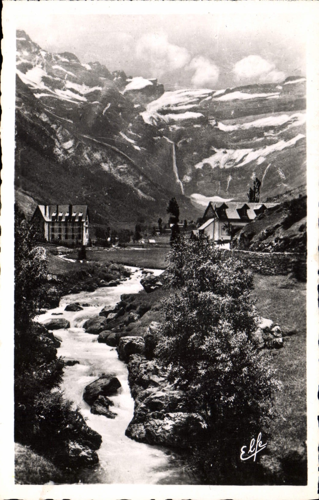 CPA Gavarnie Hautes Pyrenees Le Gave et le Cirque vus du Village 