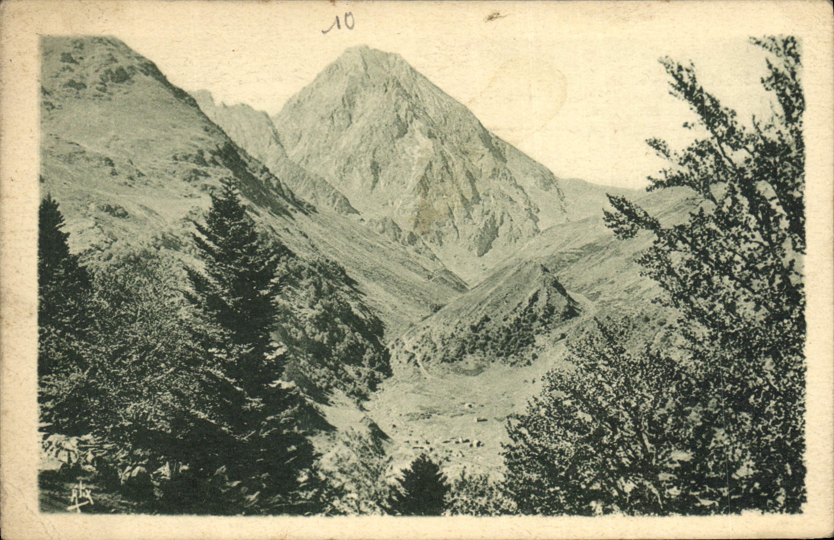CPA Les Pyrenees Le Pic du Midi de Bigorre