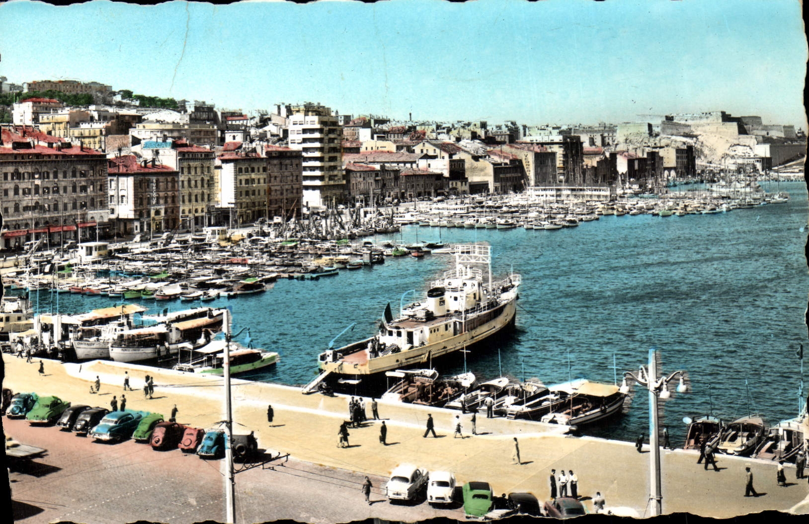 CPA Le Carrefour du Monde Marseille le Port Bateaux