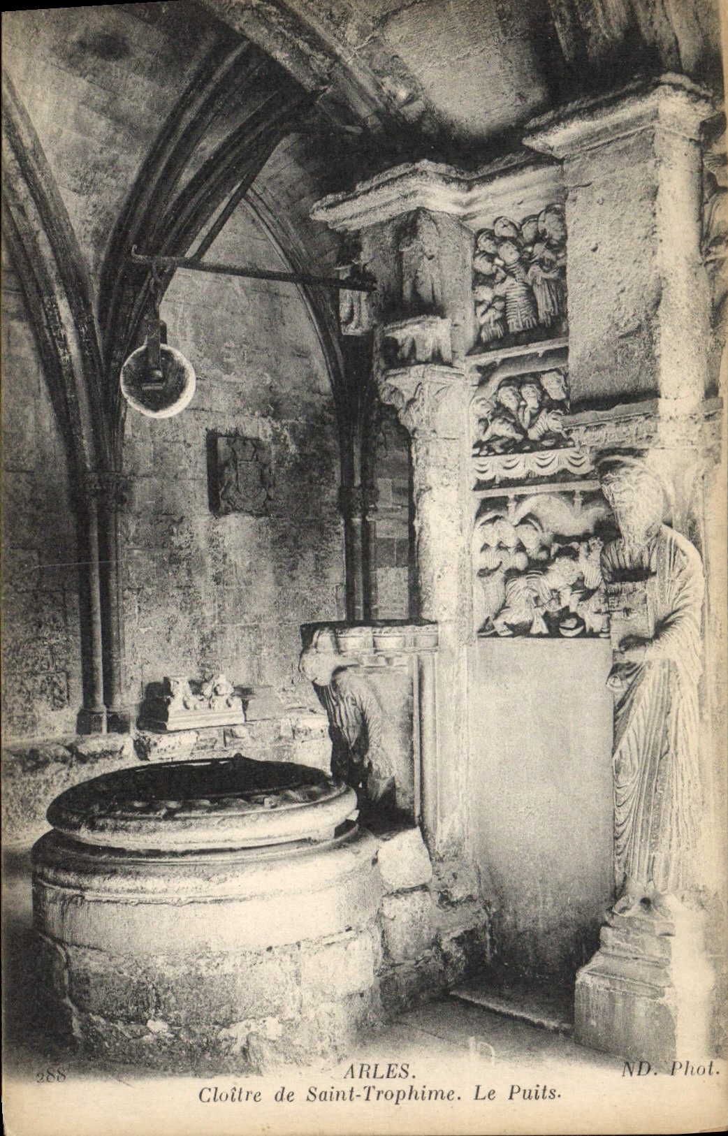CPA Arles Cloitre de Saint Trophime Le Puits